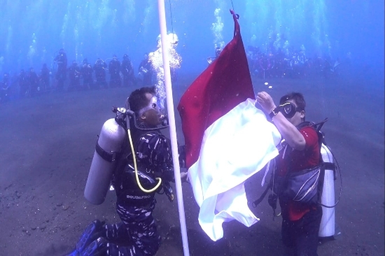 Peringati HUT RI ke-77, LANAL Denpasar Bersama Sejumlah Penyelam Pecahkan Rekor Muri Gelar Upacara Pengibaran Bendera Merah Putih di Dasar Laut