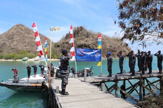 TNI AL Labuan Bajo bersama Komunitas Penyelam Gelar Upacara Pengibaran Bendera Merah Putih di Dasar Laut