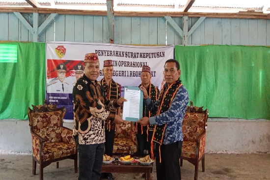 Jawab Keraguan Masyarakat, SMKN 1 Reok Barat Terima SK dan Surat Izin Operasional