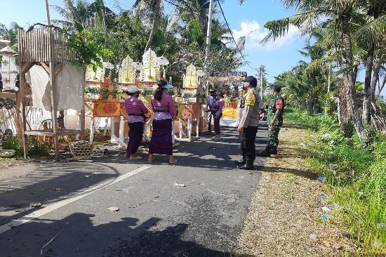 Polsek Blahbatuh Terjunkan Kring Polri Kolaborasi Sipandu Beradat, Amankan Puncak Upacara Ngaben Massal