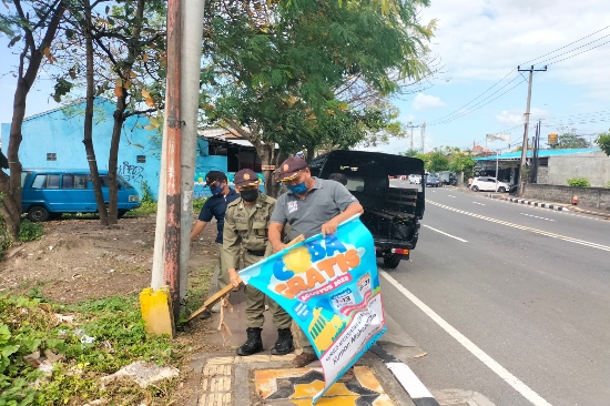 Kecamatan Denpasar Utara Bersama Satpol PP Denpasar Tertibkan Spanduk Kadaluarsa