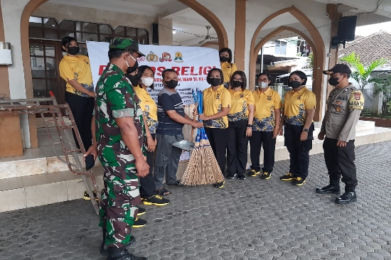 Bhabinkamtibmas Polsek Blahbatuh Kawal Baksos Religi HUT Polwan Ke-74 di Masjid Nurul Yaqin Bedulu