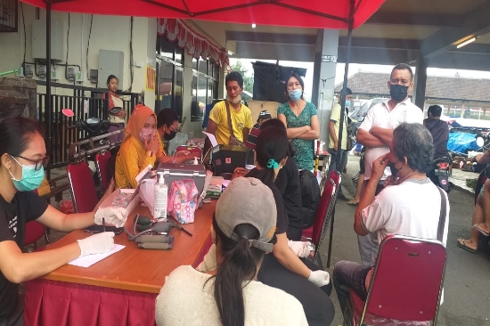 Akhir Pekan Tim Vaksin Presisi Polres Gianyar Hadir di Pasar Umum Batubulan