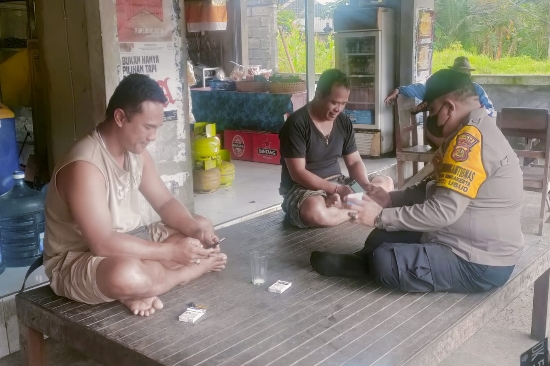 Wujudkan Polri yang Presisi, Bhabinkamtibmas Desa Singakerta Sosialisasikan Aplikasi Dumas Presisi