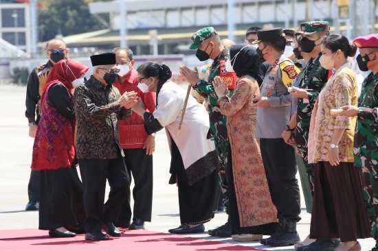 Kapolda bersama Gubernur Bali dan Pangdam/IX Udayana Sambut Kedatangan Wapres RI