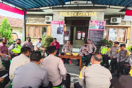 Tingkatkan Kinerja Anggota, Kapolsek Gianyar Lakukan Anev