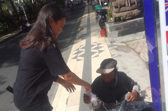 Timor Generasi Gelar Baksos Bagi-bagi Nasi Gratis di sekitaran Taman Pancing, Legian dan Kuta