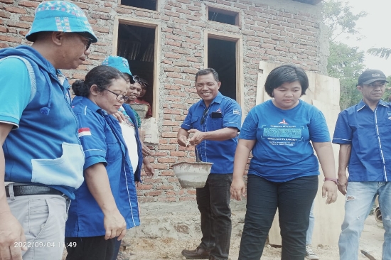 Sambut HUT ke-21 Partai Demokrat Mabar, Gelar Baksos Bedah Rumah tak Layak Huni dan Bagikan Sembako untuk Panti Asuhan