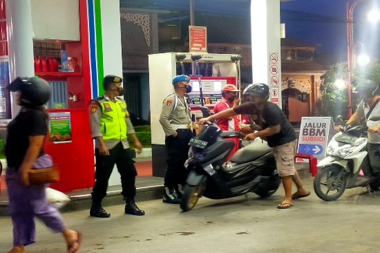 Polsek Blahbatuh Gelar Patroli Terpadu, Pantau SPBU Pasca Kenaikan BBM