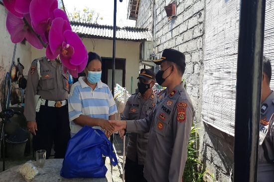 Kapolsek Sukawati Memberikan Bantuan Paket Sembako bagi Warga Terdampak
