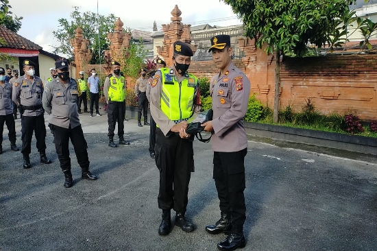Kapolsek Ubud Beri Penghargaan kepada Anggota Teladan dan Menginspirasi