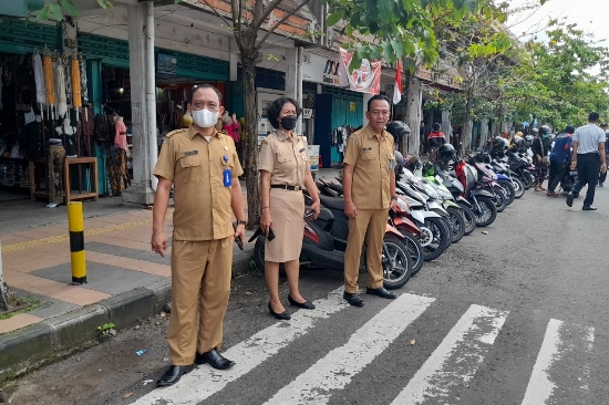 Kabid Perhubungan Pantau Parkiran dan Keselamatan Pejalan Kaki di Jalan Ngurah Rai
