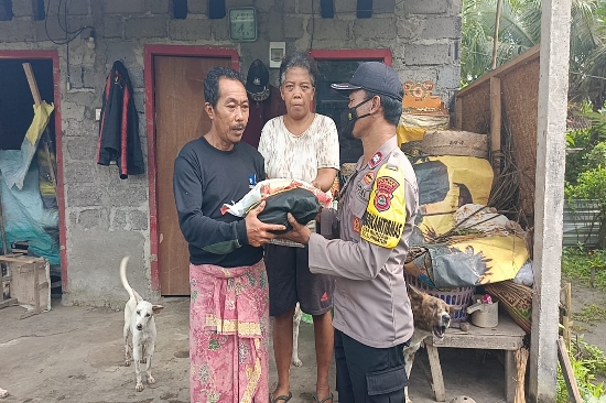 Polsek Blahbatuh Serentak Bagikan Sembako di Tiga Desa