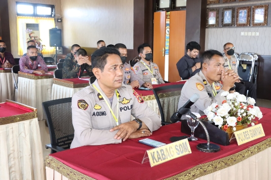 Peserta Penerimaan Tamtama Polri Polres Gianyar Ikuti Pengambilan Sumpah dan Penandatanganan Pakta Integritas Melalui Virtual