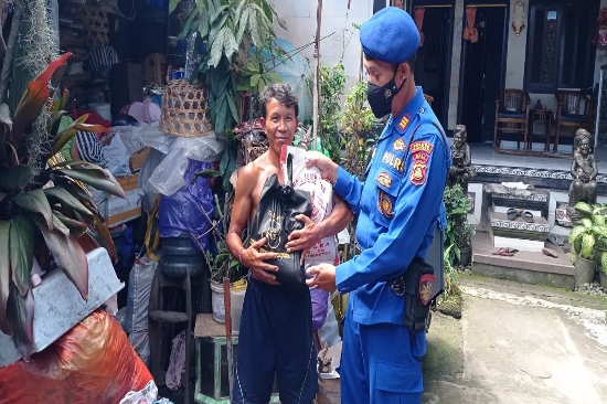 Satpolairud Polres Gianyar Salurkan Paket Sembako dari PT. Kutus Kutus