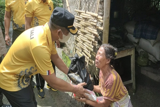 Kapolsek Gianyar Bersama Anggota Salurkan Bantuan Paket Sembako Dari PT. Kutus Kutus