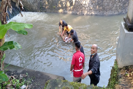 Diduga Terpelesat, Kakek 59 Tahun Ditemukan Meninggal Dunia di Dam Gunung