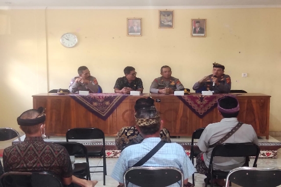 Kapolsek Gianyar bersama Kasat Binmas Silaturahmi dengan Bendesa Adat se-Desa Siangan