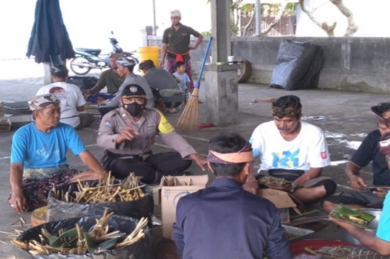 Sambang DDS di Bona Blahbatuh, Bhabinkamtibmas Ajak Warga Vaksinasi Covid-19
