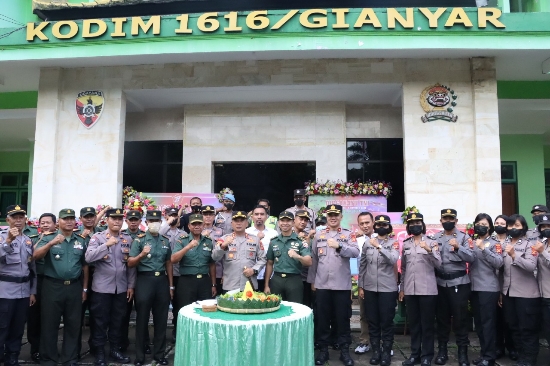 HUT TNI Ke-77, Kapolres Gianyar Berikan Kejutan ke Kodim 1616 Gianyar