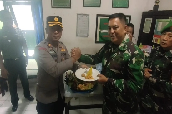 HUT TNI ke-77, Kapolsek Gianyar Bawa Nasi Tumpeng ke Koramil 01 Gianyar