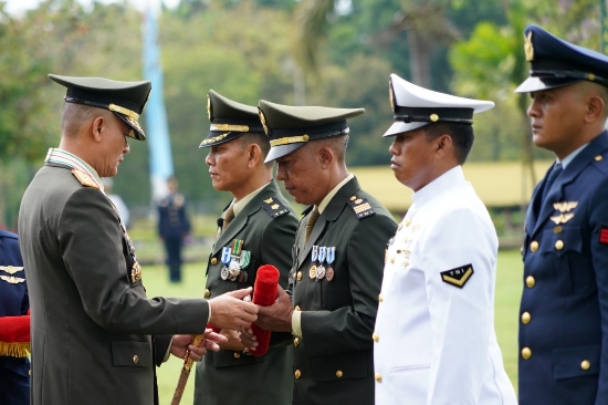 Pimpin Upacara HUT TNI ke-77, Pangdam IX/Udayana Serahkan 10 Rehab RTLH
