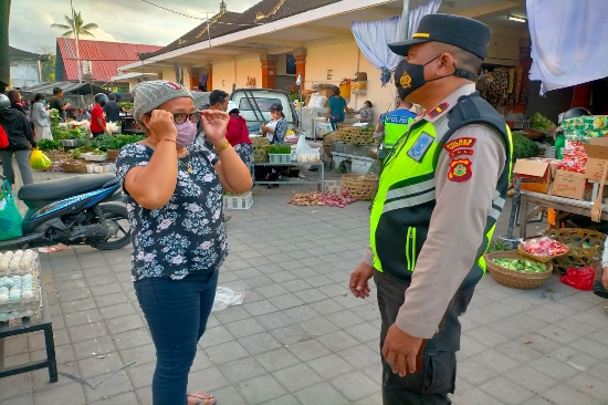 Patroli Berjalan Kaki Polsek Blahbatuh, Pengunjung Pasar Diimbau Prokes dan Waspadai Cuaca Buruk