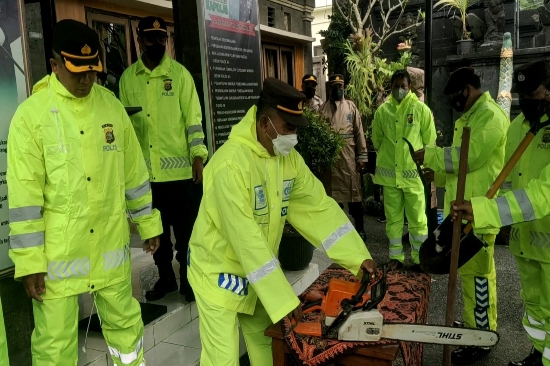 Tanggap Bencana, Polsek Gianyar Gelar Apel Kesiapsiagaan dan Cek Peralatan