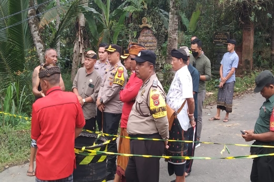 Kapolres Gianyar Cek Lokasi Jalan Jebol di Desa Petak Kaja