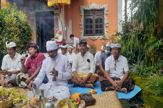 Bhabinkamtibmas Suwat Sembahyang bersama Hari Saraswati
