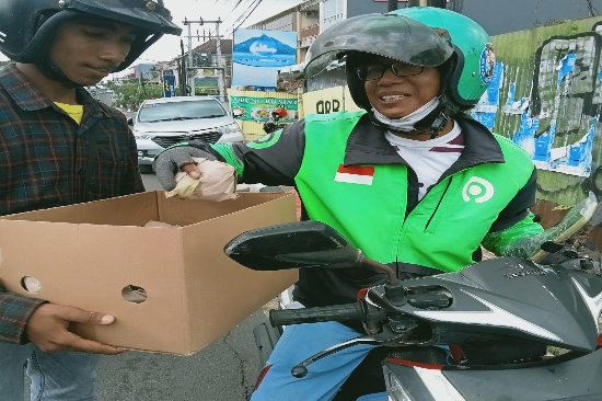 Komunitas Pekerja NTT di Bali Gelar Aksi bagi-bagi Nasi di Jalan
