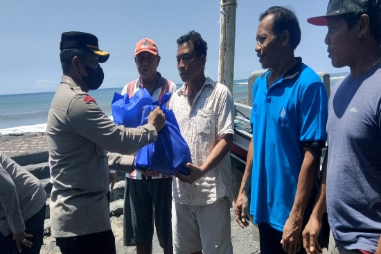 Kapolsek Gianyar Bagikan Sembako kepada Nelayan Terdampak Gelombang Pasang