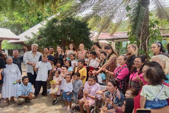 Selebritis Mega Bintang Indonesia Sambangi Anak Yatim di Binongko Labuan Bajo