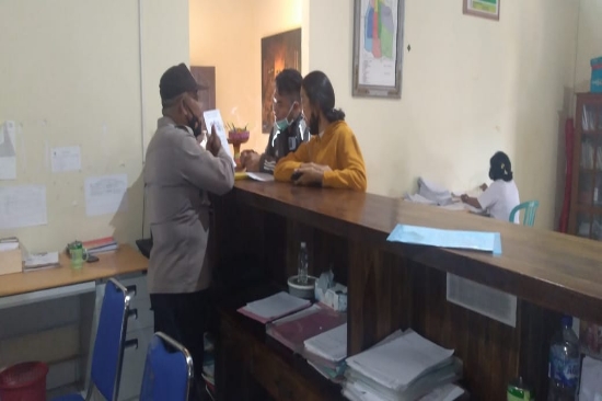 Bhabinkamtibmas Polsek Blahbatuh, Ajak Masyarakat Peroleh Informasi Kepolisian Melalui Media Sosial