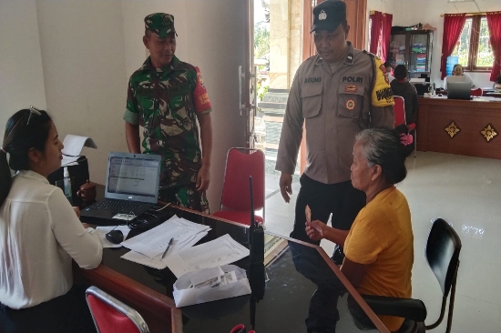 Bhabinkamtibmas Desa Petak Kaja bersama Babinsa Pendampingan Penyaluran BLT Dana Desa