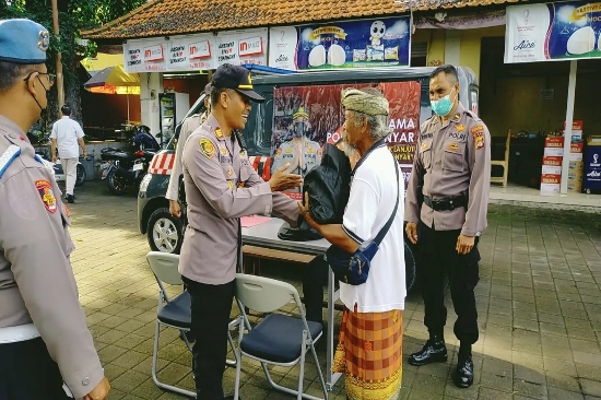 Polsek Ubud Salurkan Paket Sembako di Pos Keliling Yanduan Masyarakat