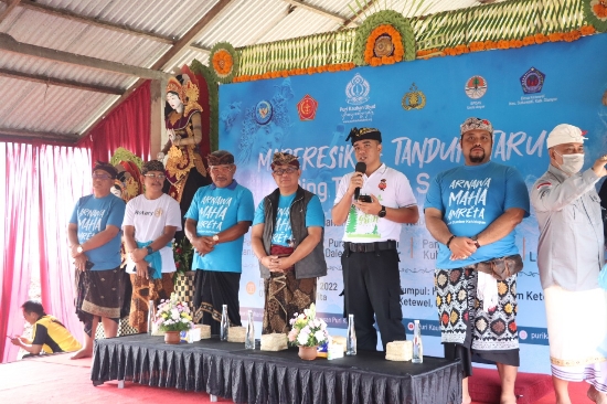 Wakapolres Gianyar Hadiri Kegiatan Mareresik dan Tandur Taru di Pinggir Pantai Desa Ketewel