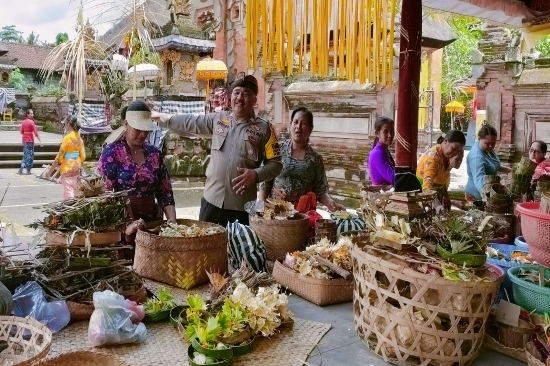 Jalin Kemitraan, Bhabinkamtibmas Singakerta Sambangi Masyarakat di Desa Binaan