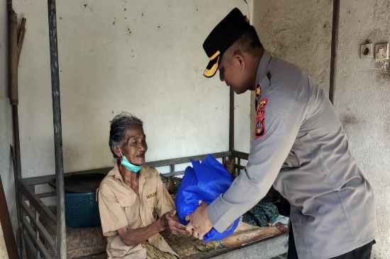 Kapolsek Gianyar Safari Kamtibmas dan Bagi Sembako Kepada Warga Kurang Mampu
