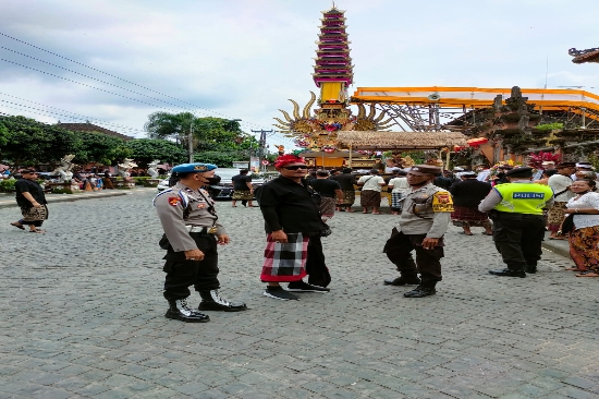Polsek Ubud Terjunkan Puluhan Personel Amankan Giat Plebon di Puri Peliatan