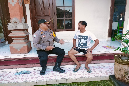 Sambangi Tokoh Masyarakat, Bhabin Singakerta Beri Pesan Kamtibmas