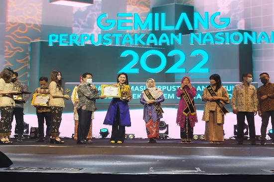 Bersama Tokoh Nasional, Bunda Julie Laiskodat Raih Penghargaan Nugra Jasa Darma Pustaloka 2022