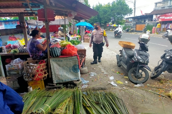 Polsek Blahbatuh Gelar Pengamanan Persemayaman Pataka dan Surat Sakti Pahlawan Nasional Ngurah Rai di Puri Ageng Blahbatuh