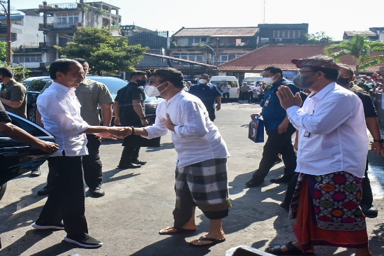 Wali Kota Jaya Negara Dampingi Kunjungan Presiden RI, Joko Widodo di Pasar Badung