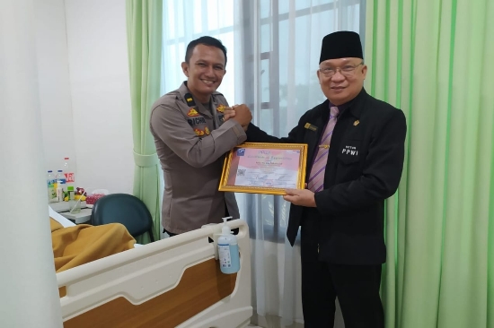 Ketum PPWI Berikan Penghargaan kepada Ipda Richie Surhayadi Kategori Polisi Baik