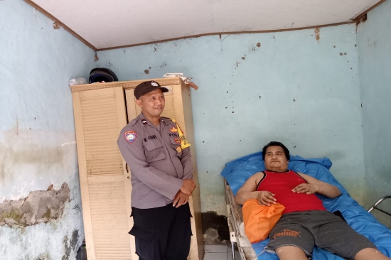 Berhati Mulia Bhabinkamtibmas Desa Tulikup Sisihkan Tunjangan Setiap Bulan Bantu Warga Kurang Mampu