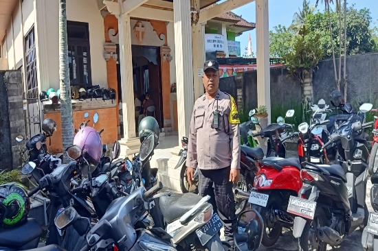 Bhabinkamtibmas Desa Petak Kaja Pengamanan Ibadah di Gereja Kemah Injil