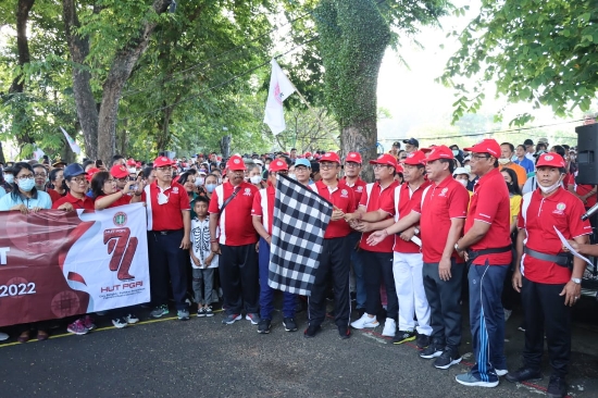 Diikuti Ribuan Guru Se-Kota Denpasar, Jaya Negara Lepas Jalan Sehat Hut ke-77 PGRI dan Hari Guru