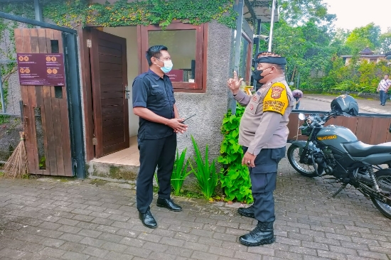 Dialogis dengan Security Hotel Bhabin Singakerta Sampaikan Pesan Kamtibmas