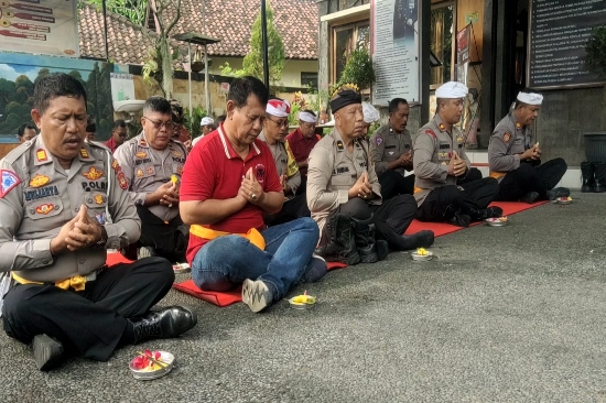 Doakan Korban Gempa Cianjur, Polsek Gianyar Gelar Persembahyangan Bersama